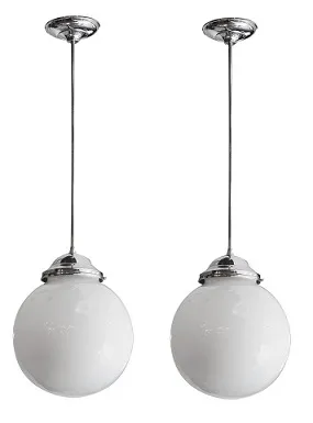 Lustre ancien avec des globes sphériques blancs suspendus.