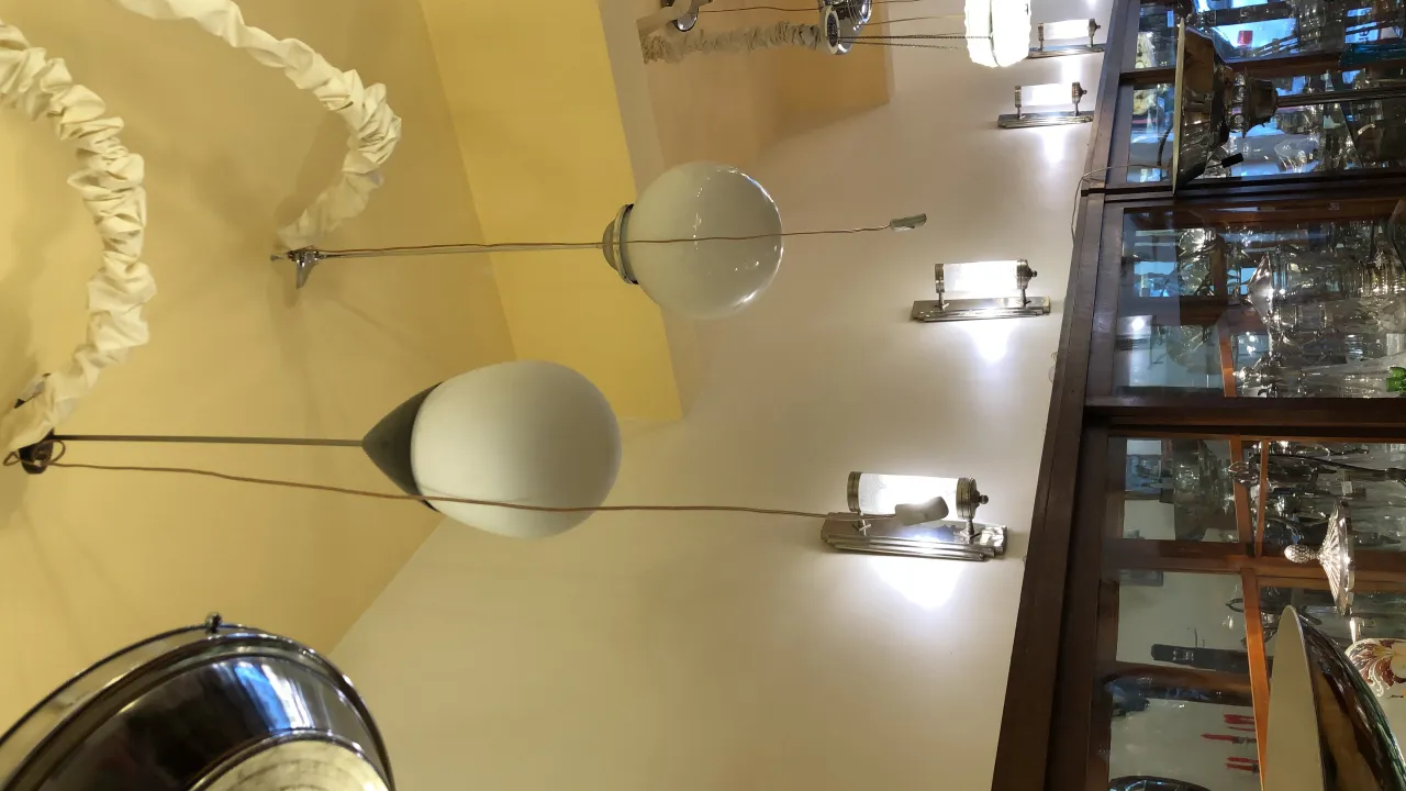 Antiga lâmpada de teto com design elegante, atmosfera acolhedora