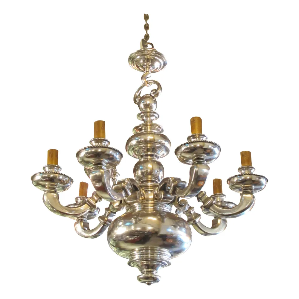 Ancien lustre brillant avec six bras et porte-bougies