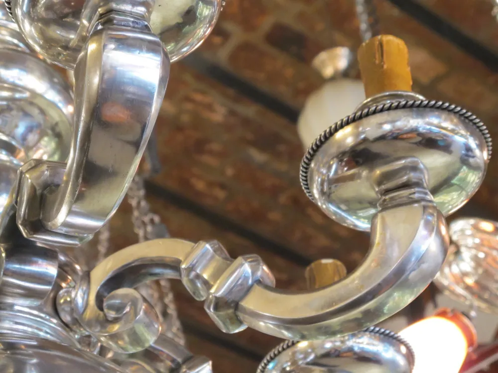 पुराना लटकता हुआ दीपक चमकीले विवरण के साथ