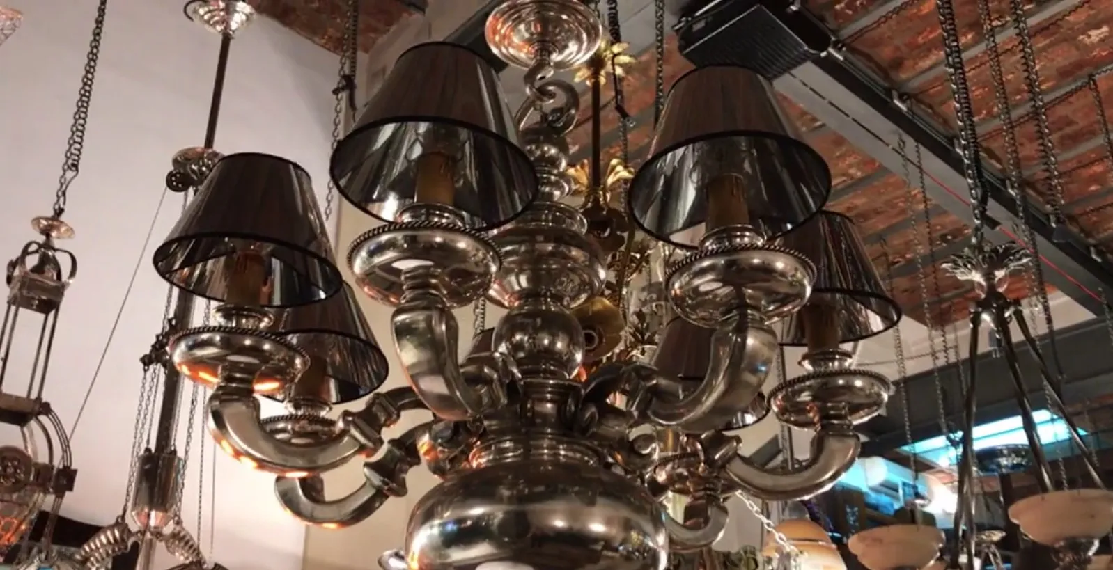 Lampada a sospensione antica con design ornato in un ambiente elegante.