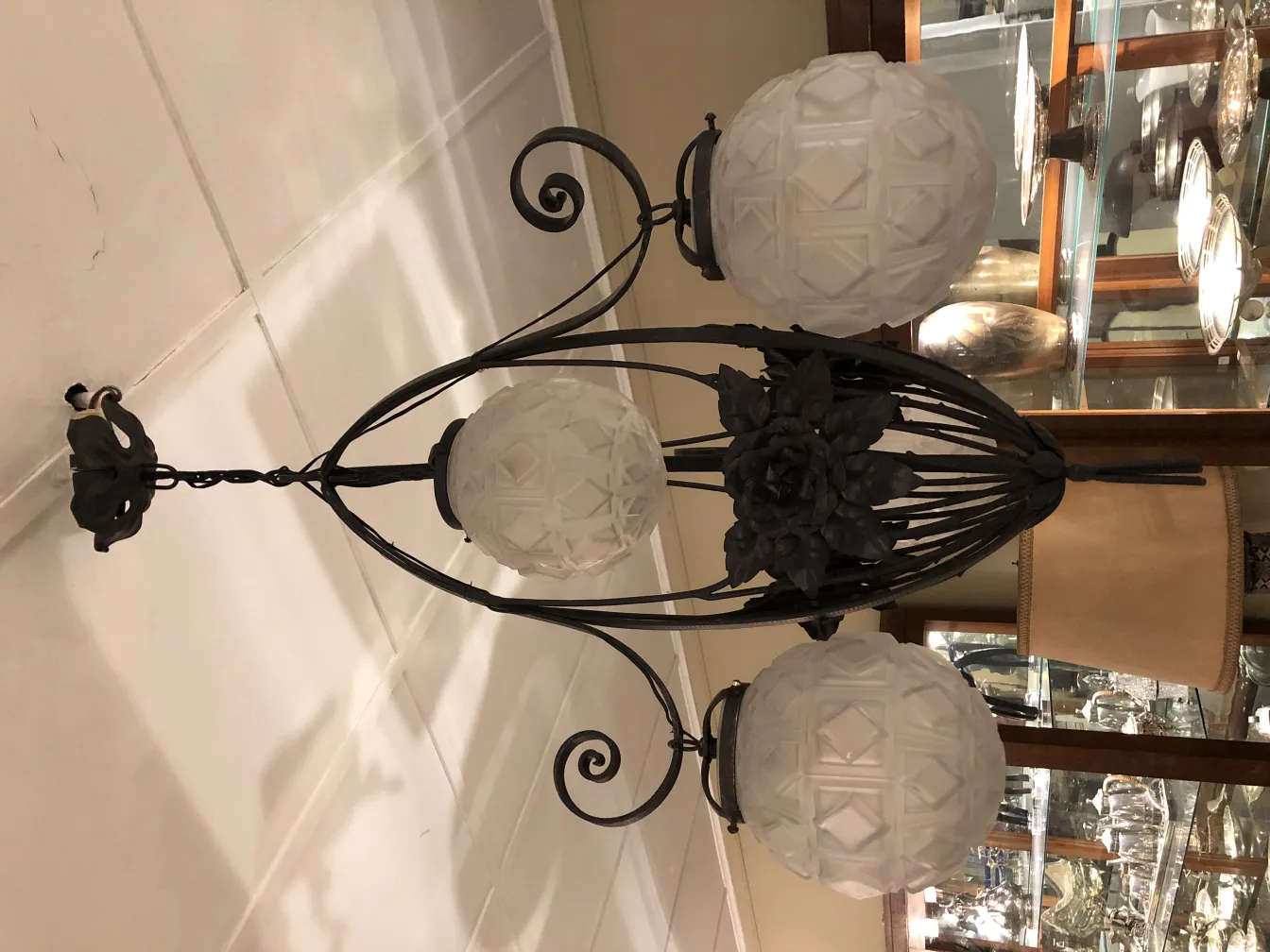 Lâmpada de teto antiga com esferas de vidro decorativas