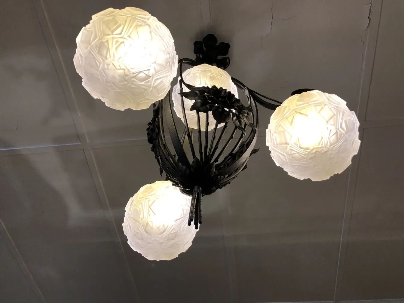 Античная подвесная лампа с белыми шарами в уютной обстановке