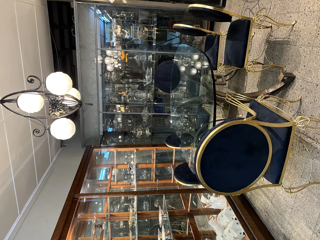 lampada de teto antiga com globos redondos, em um ambiente elegante