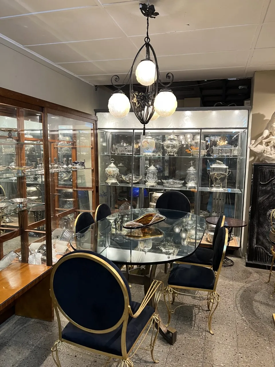 Lampada a sospensione antica con sfere di vetro in un ambiente elegante.