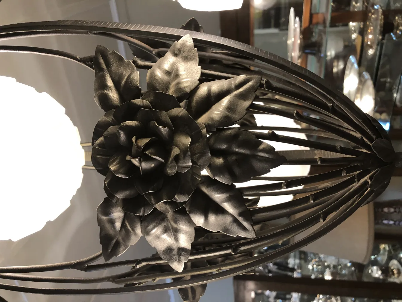 Lampada a sospensione antica con design di rose