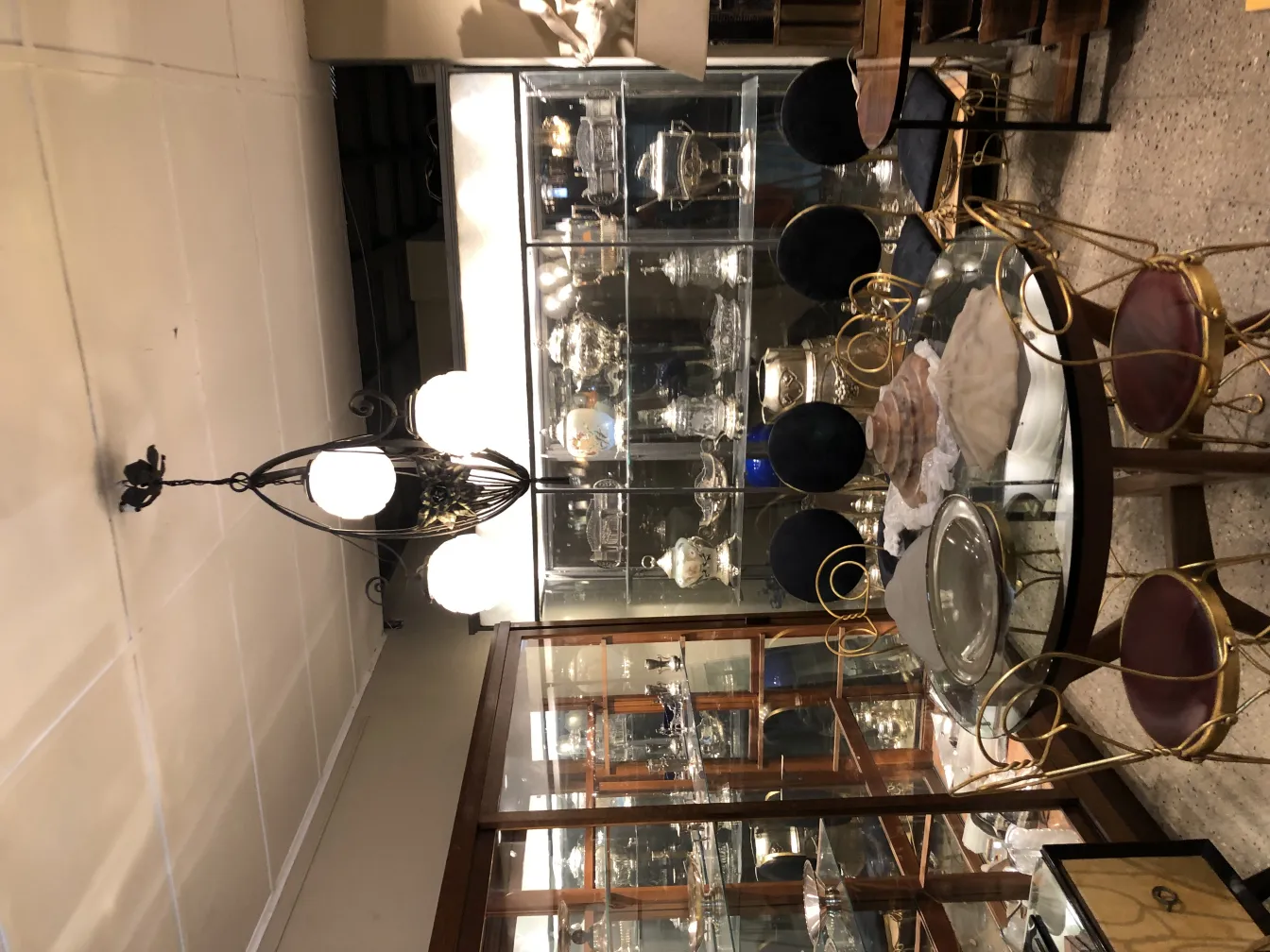 古董吊灯带白色球体，优雅氛围