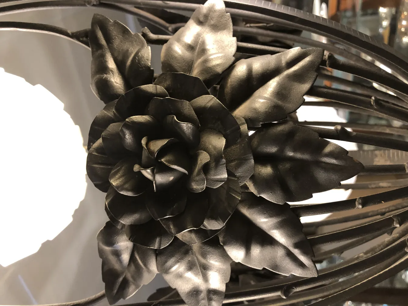 Lámpara de techo antigua con flor en el diseño