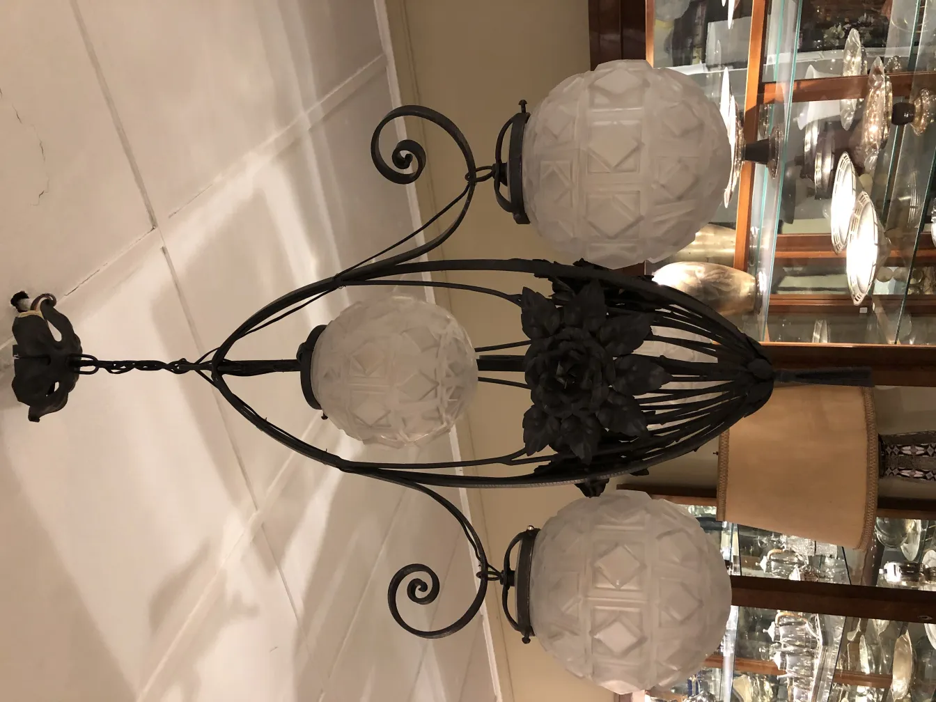 Antike Hängelampe mit romantischen Details, drei Lichter, dekoratives Glas.