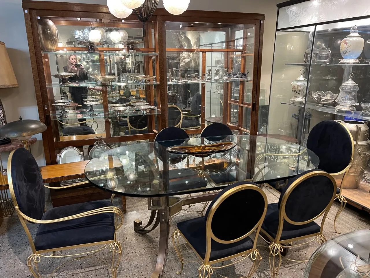 Lámpara de techo antigua y elegante en un ambiente elegante