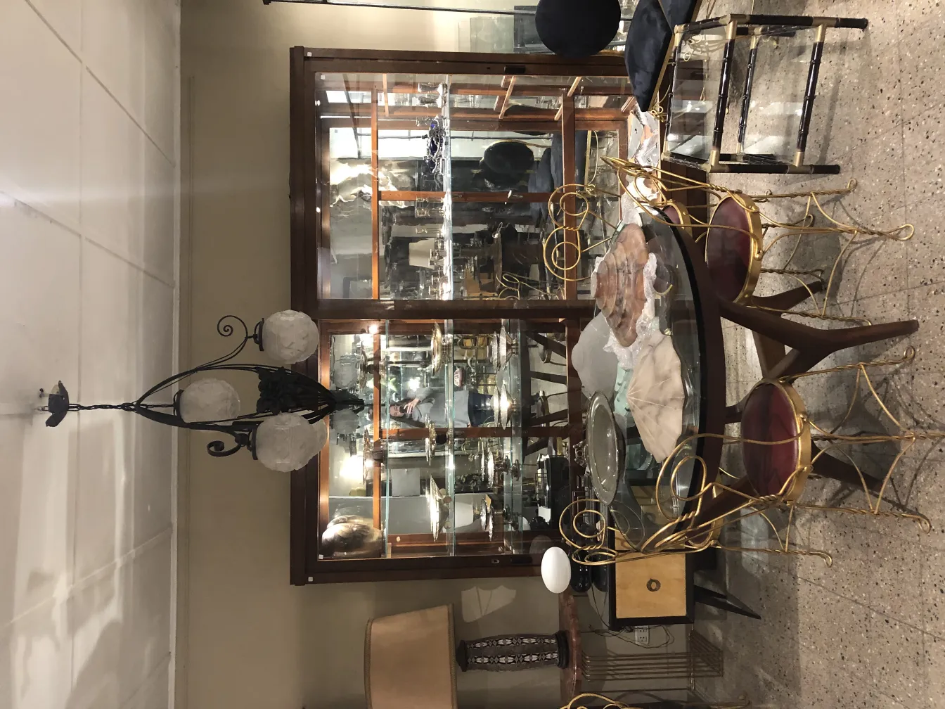 Lámpara de techo antigua con tres bolas blancas, ambiente elegante.