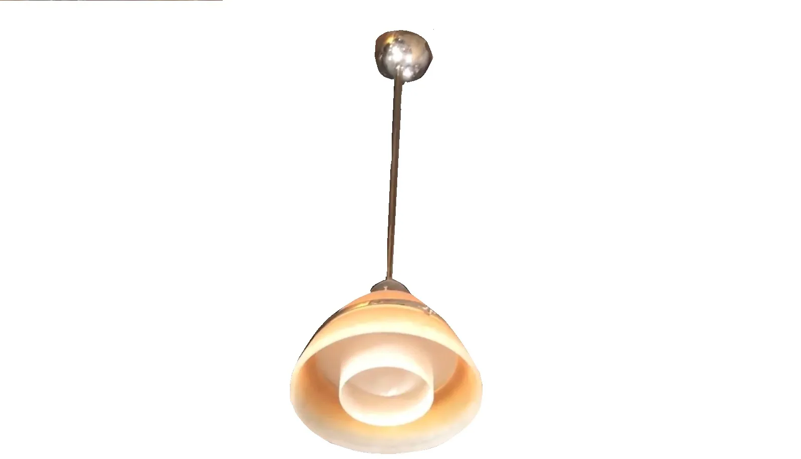 Ancien lustre avec design unique en couleur claire.