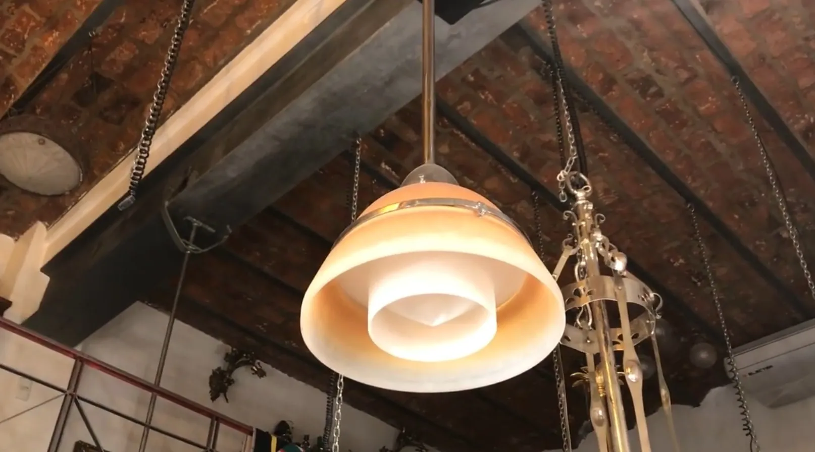 Antike Hängelampe mit klassischem Design, ideal für Innendekoration