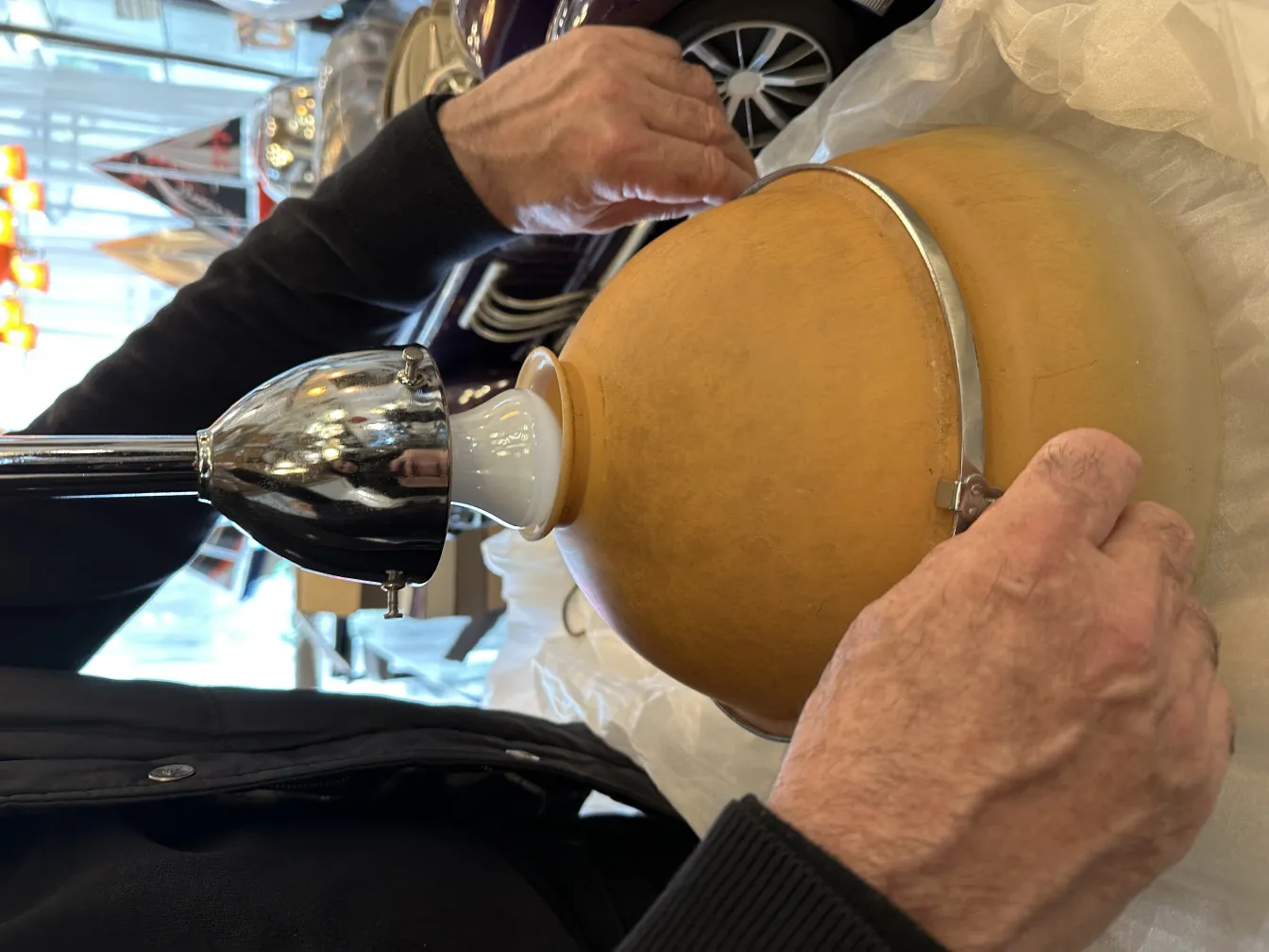 Lampada a sospensione antica, corpo giallo, design elegante con dettagli argentati. Atmosfera accogliente.