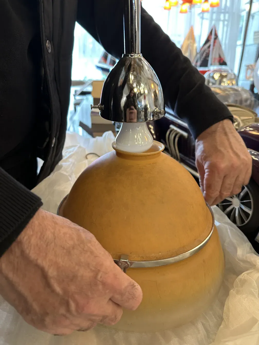 lustre ancien en tons jaunes avec base blanche, environnement accueillant