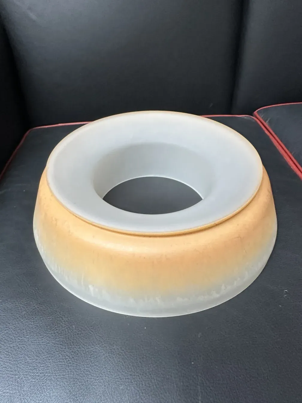 lampada de teto antiga com forma cônica suave