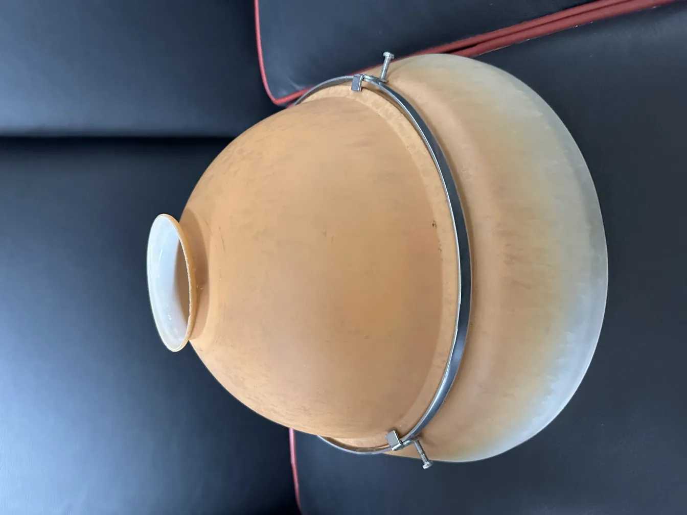 Lampada a sospensione antica con design arrotondato e struttura in metallo, perfetta per la decorazione.