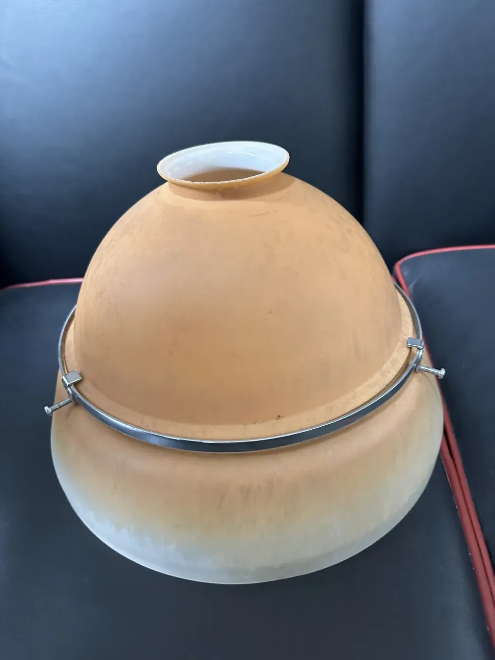 Antiga lâmpada de teto de Peter Behrens com design único.