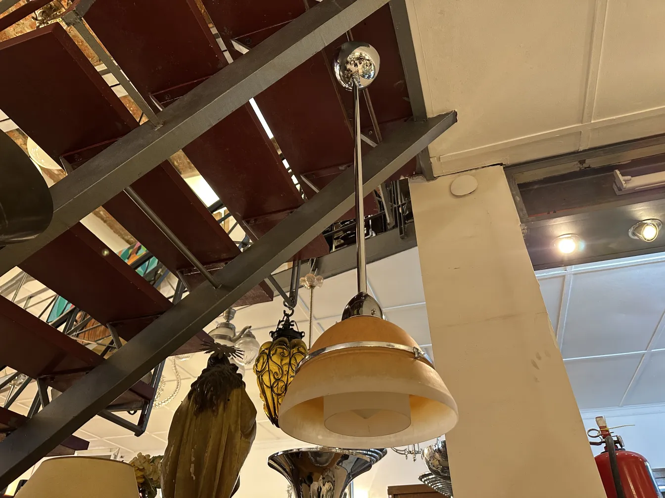 Lustre ancien suspendu dans un cadre décoratif