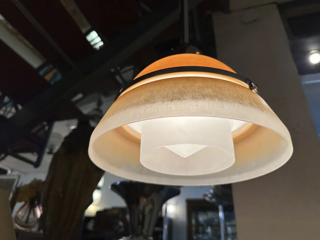 lustre ancien avec un design unique et une ambiance chaleureuse