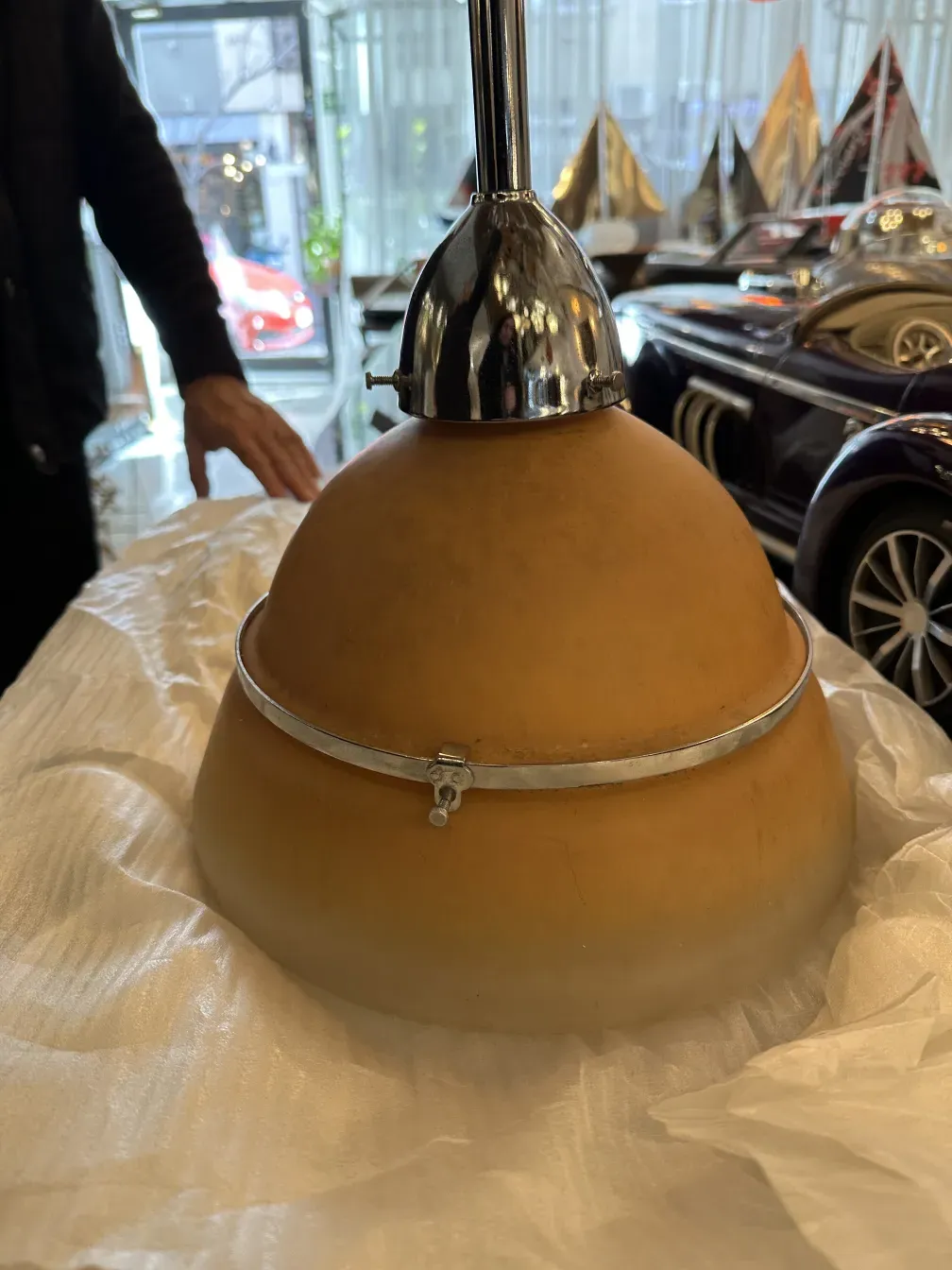 古董吊灯，设计独特，彼得·贝伦斯（Peter Behrens）作品，拥有独特的装饰和圆形底座，位于优雅的环境中。