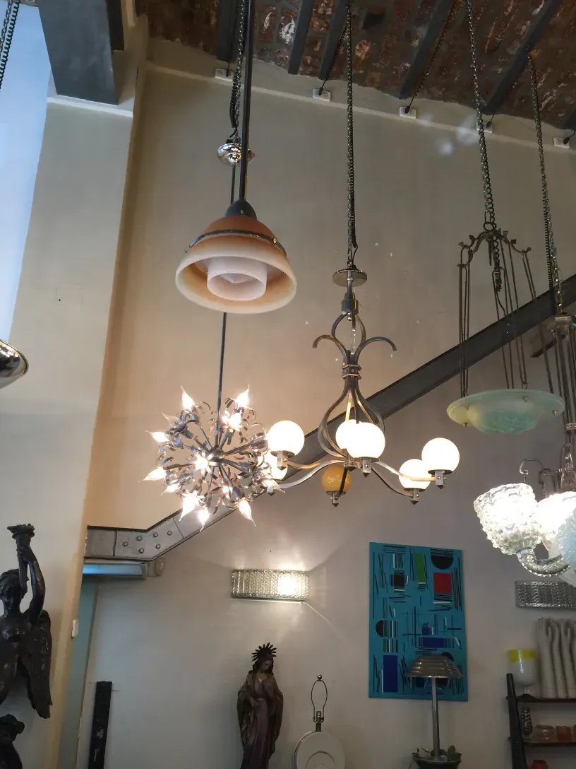 lampada a sospensione antica con design accattivante, atmosfera elegante