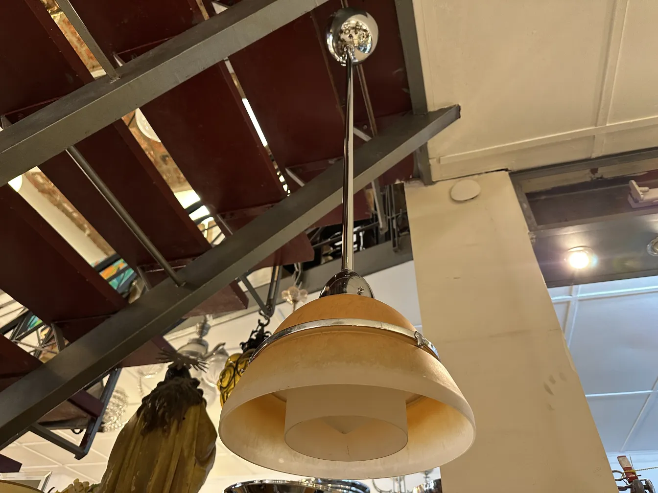 Lampada a sospensione antica con design di Peter Behrens, in un ambiente decorativo.