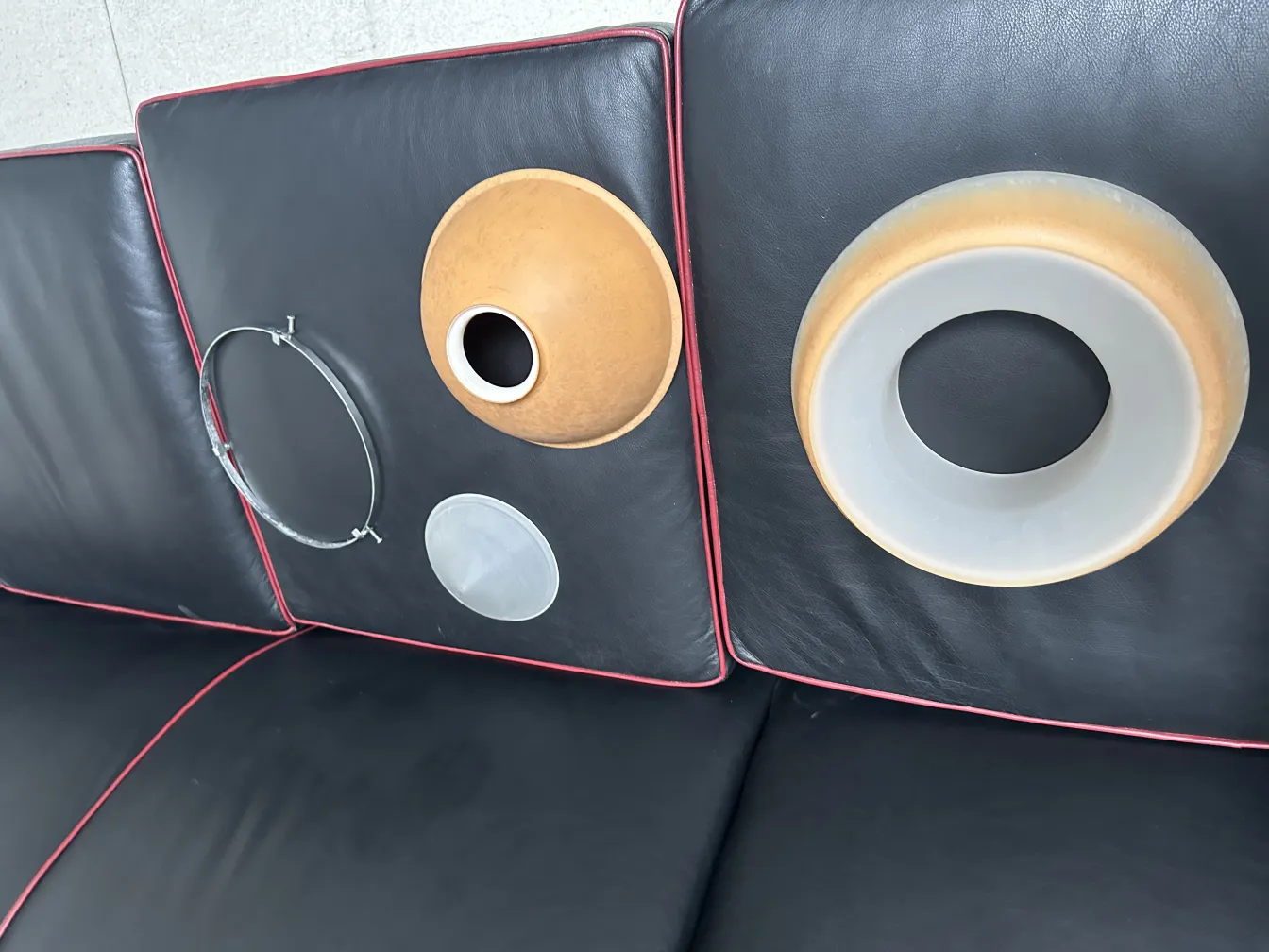 Antike Hängelampe mit schwarzen Details auf einer Couch