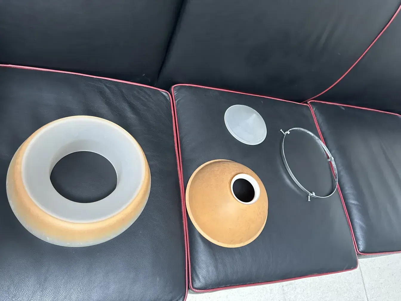 lampara de techo antigua de diseño peter behrens con diferentes partes visibles en un fondo oscuro