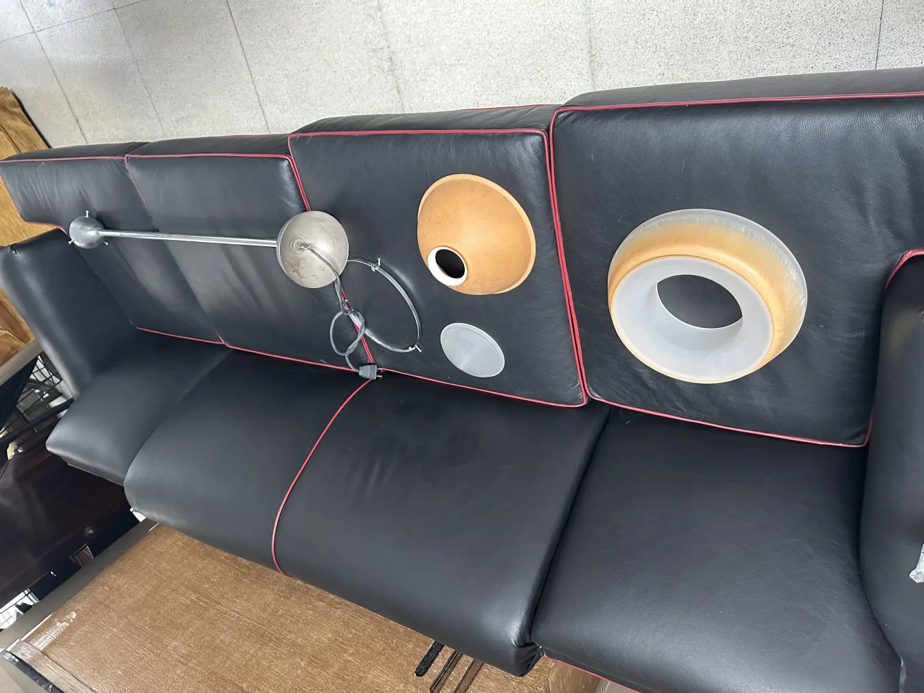 Lampada a sospensione antica con design minimalista in un ambiente elegante