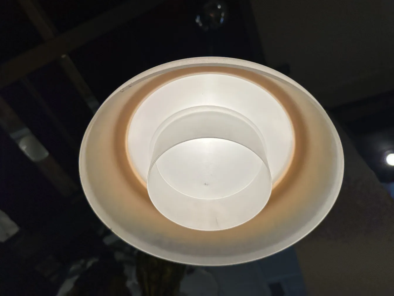 Lámpara de techo antigua de diseño moderno en ambiente acogedor