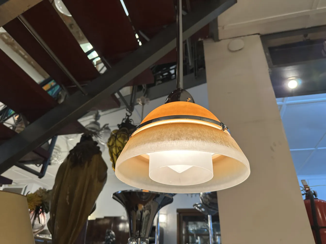 Lampada a sospensione antica con design accattivante