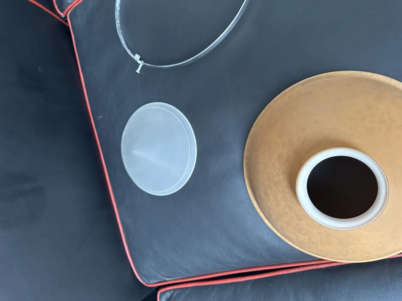 Antigua lámpara de techo con diseño único sobre fondo oscuro