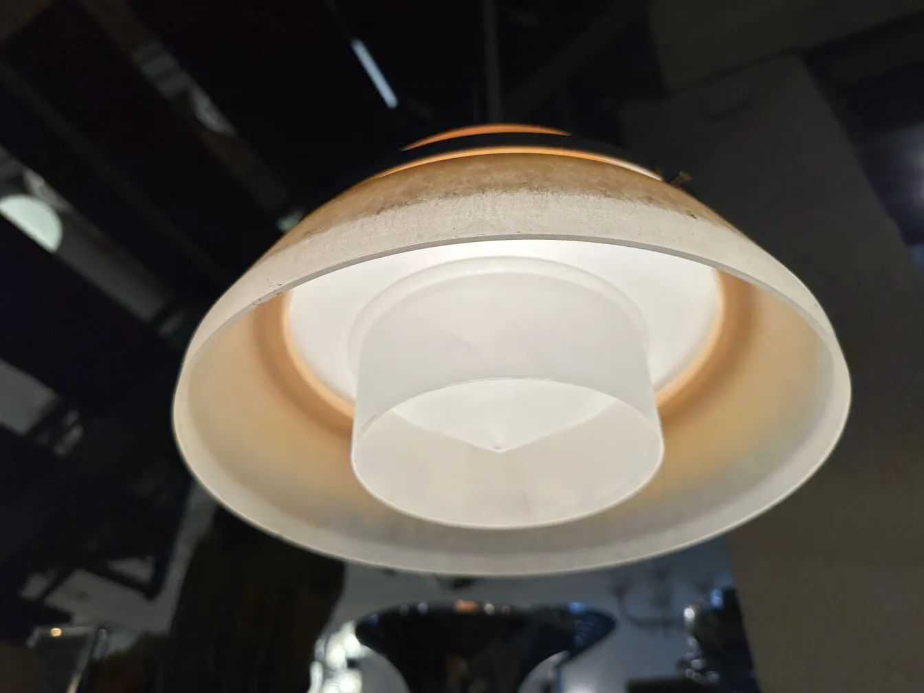 Lampada de teto antiga com design claro e elegante.