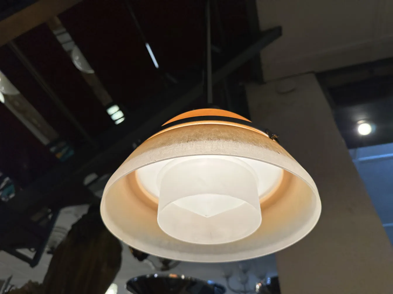lâmpada de teto antiga com design elegante, iluminando um espaço aconchegante