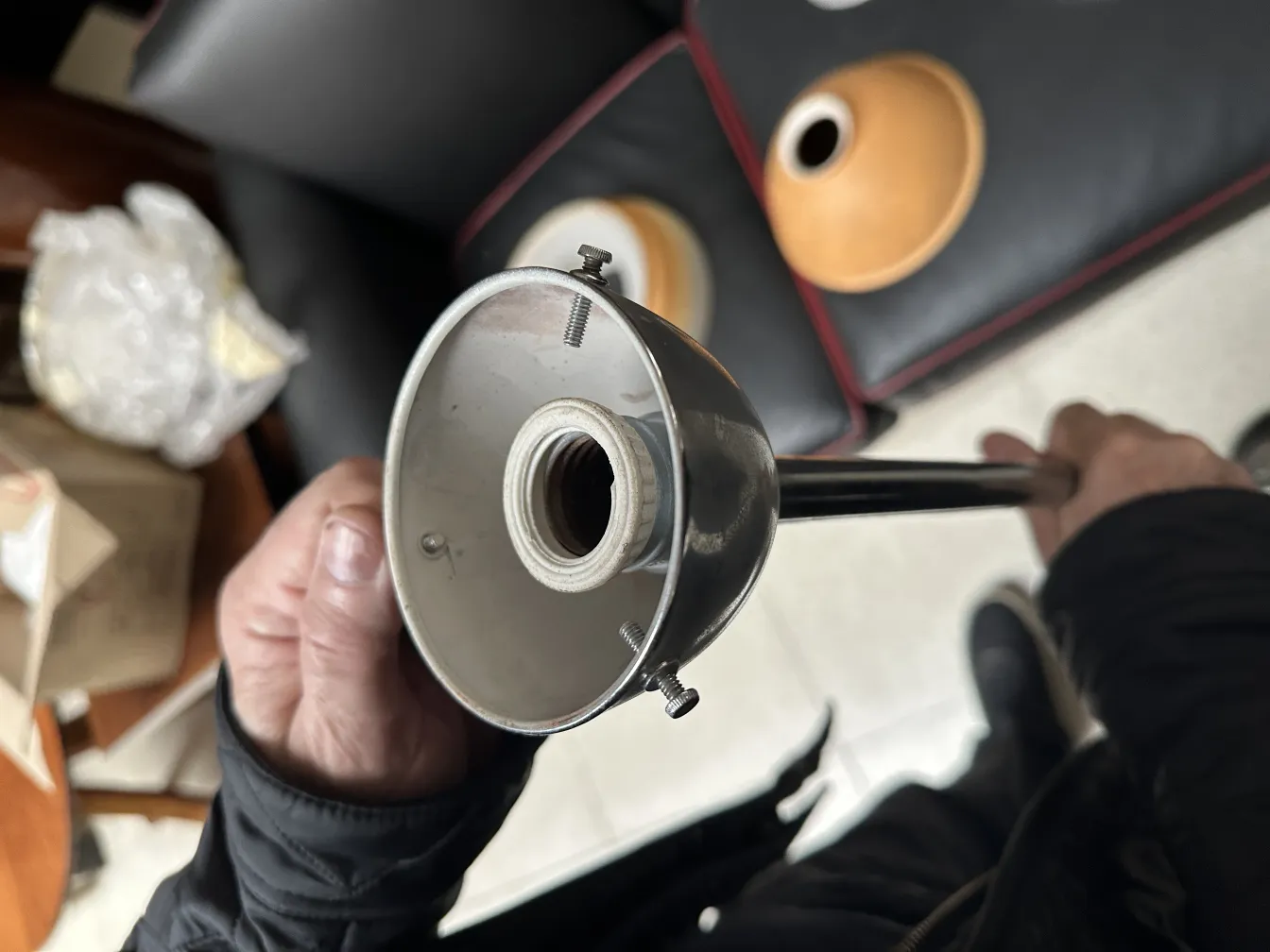 Vista detallada de una lámpara de techo antigua de diseño simple, con un ambiente acogedor. Elementos de fondo desenfocados.