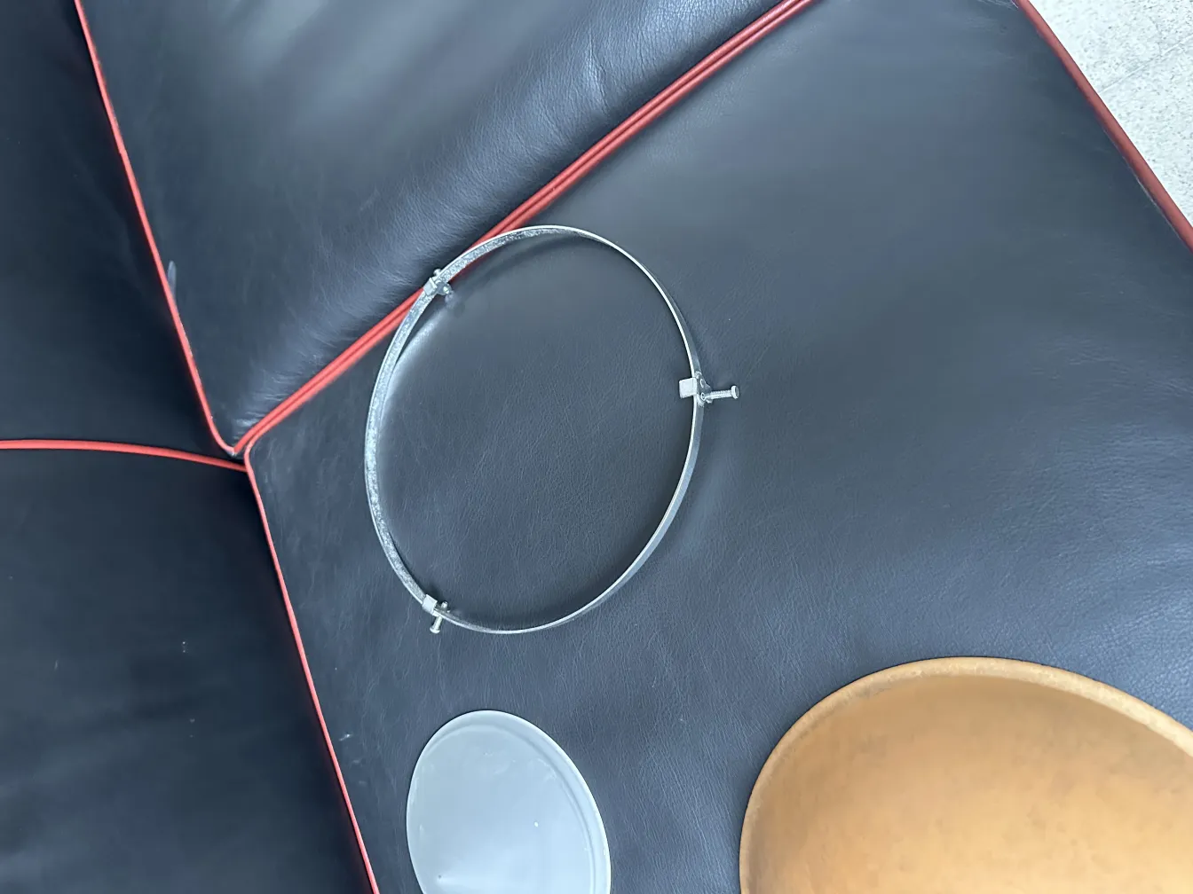 Accessori per lampada a sospensione antica su fondo nero