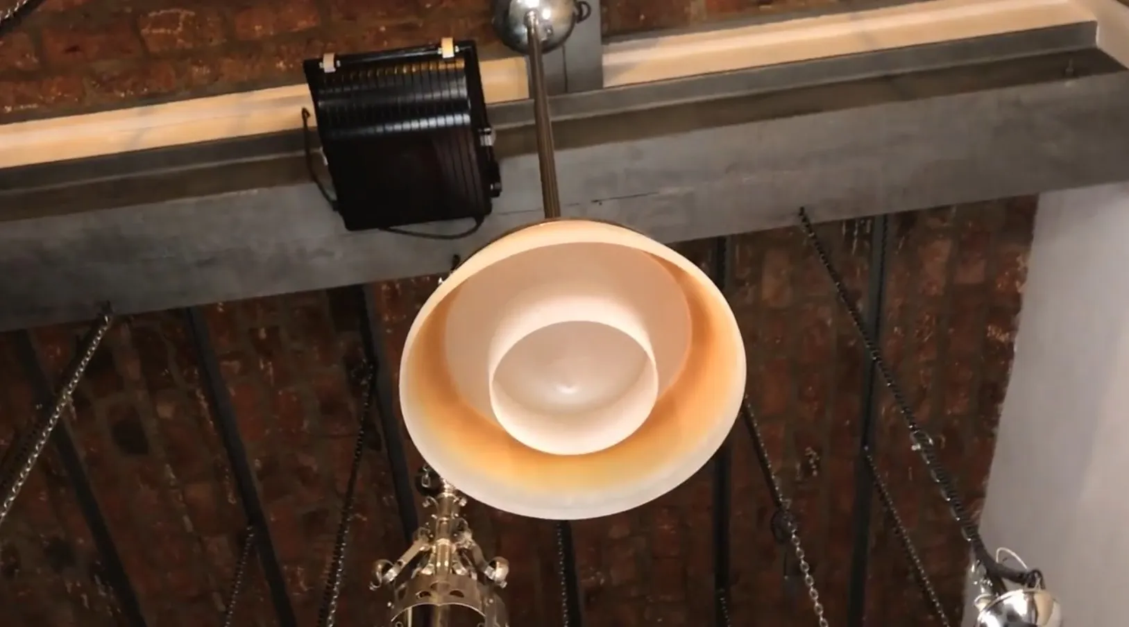 Lampada a sospensione antica di design classico in un ambiente accogliente.