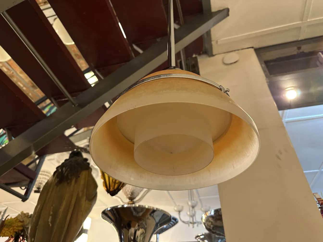 Lampada a sospensione antica, design classico, in un ambiente nostalgico