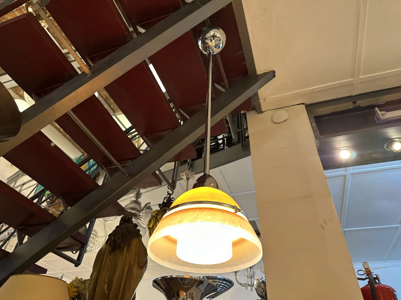 Lâmpada de teto antiga com design clássico em um ambiente aconchegante