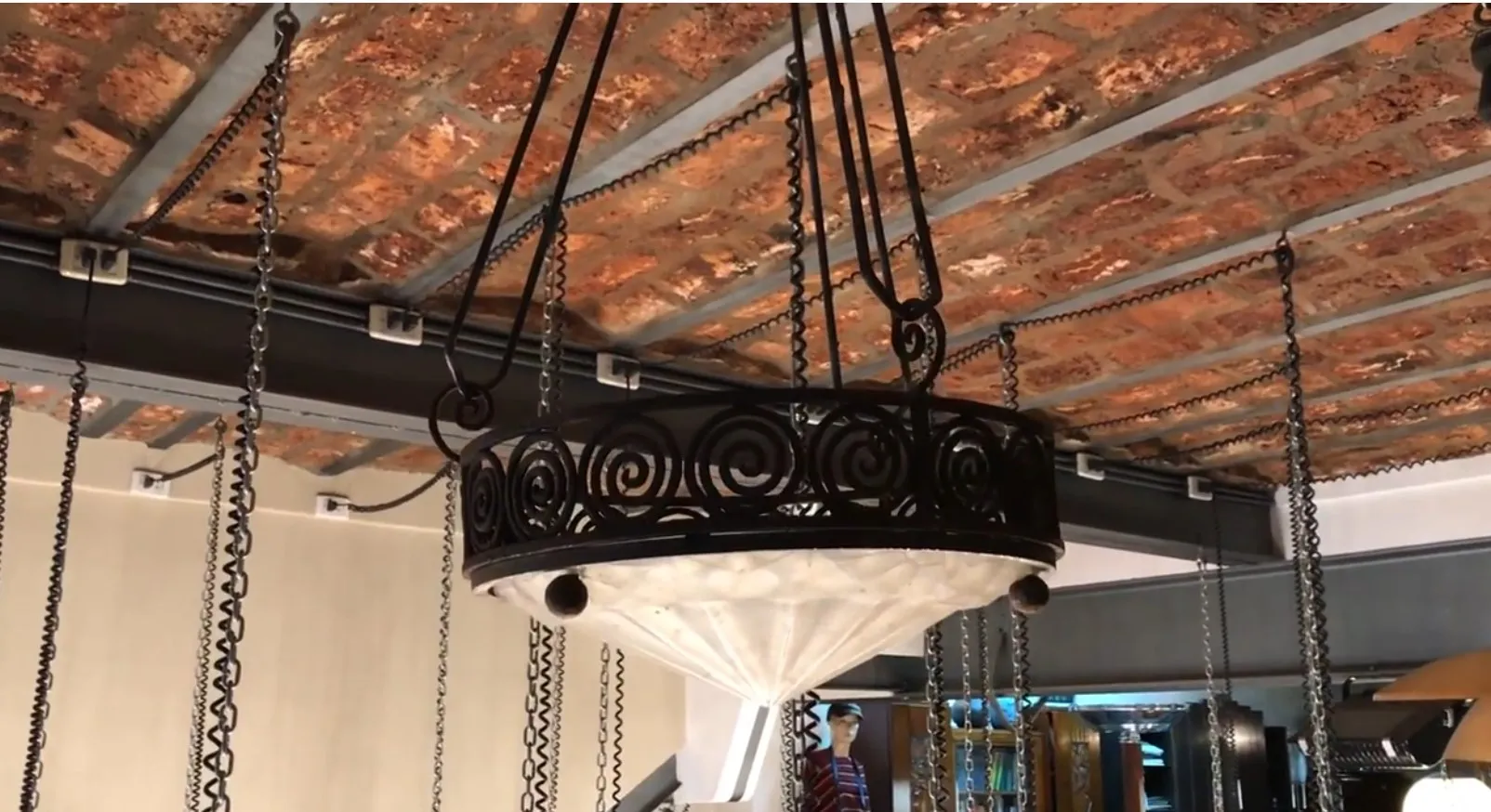 Lâmpada de teto antiga com design ornamental elegante, em um ambiente aconchegante.