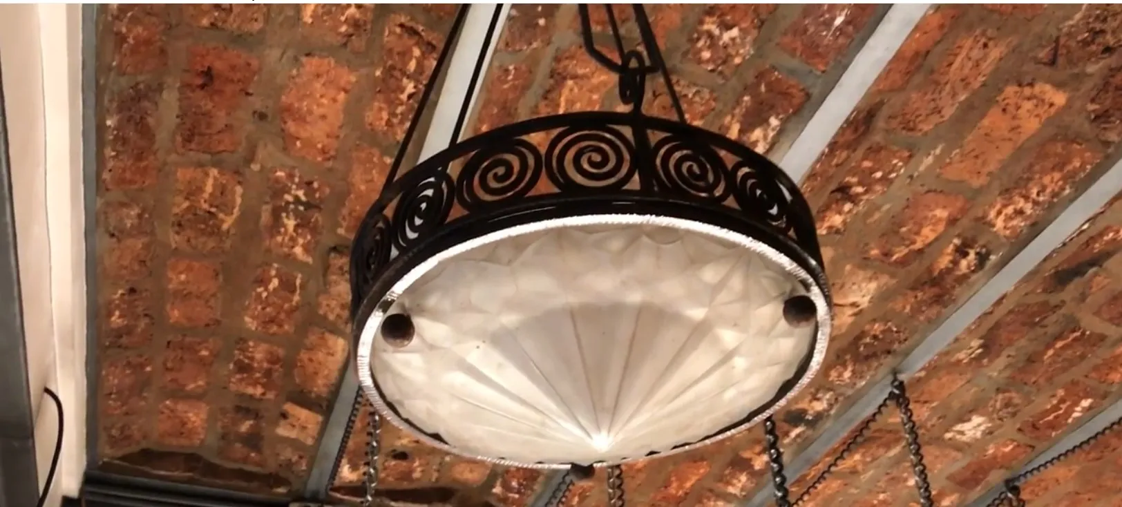 lampada a sospensione antica con un elegante design decorativo