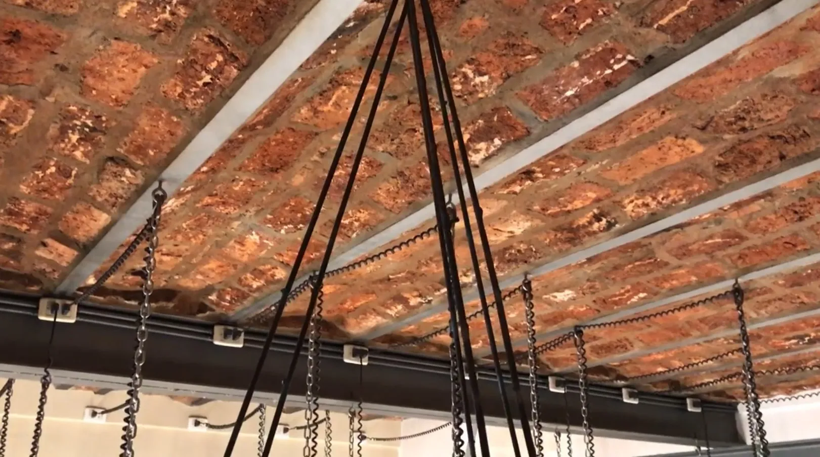 Lâmpada de teto antiga com correntes e teto rústico