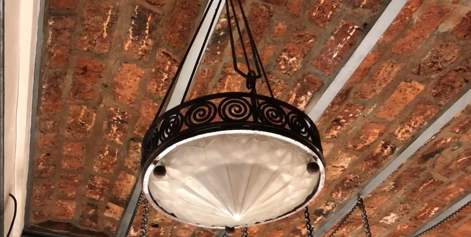 Lâmpada de teto antiga com design decorativo e elegante, suspensa