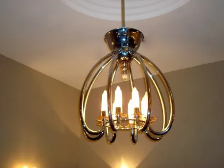 Lampada a sospensione antica con design brilliante ed elegante, con cinque lampadine.