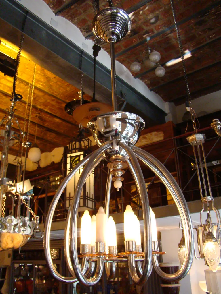 Lámpara de techo antigua con diseño elegante y 5 bombillas encendidas en un ambiente acogedor.