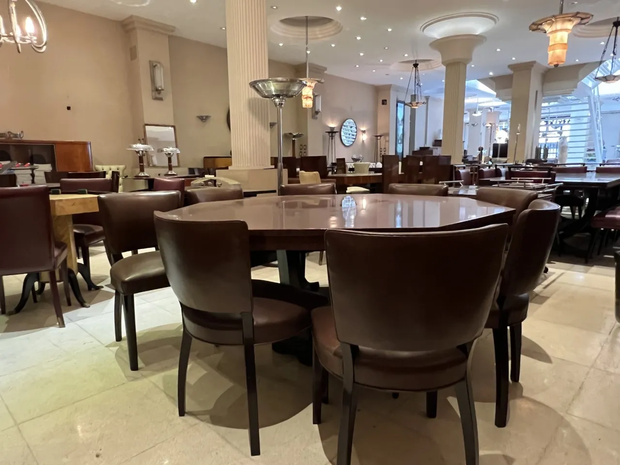 Lâmpada de teto antiga em uma sala de jantar elegante com cadeiras de couro