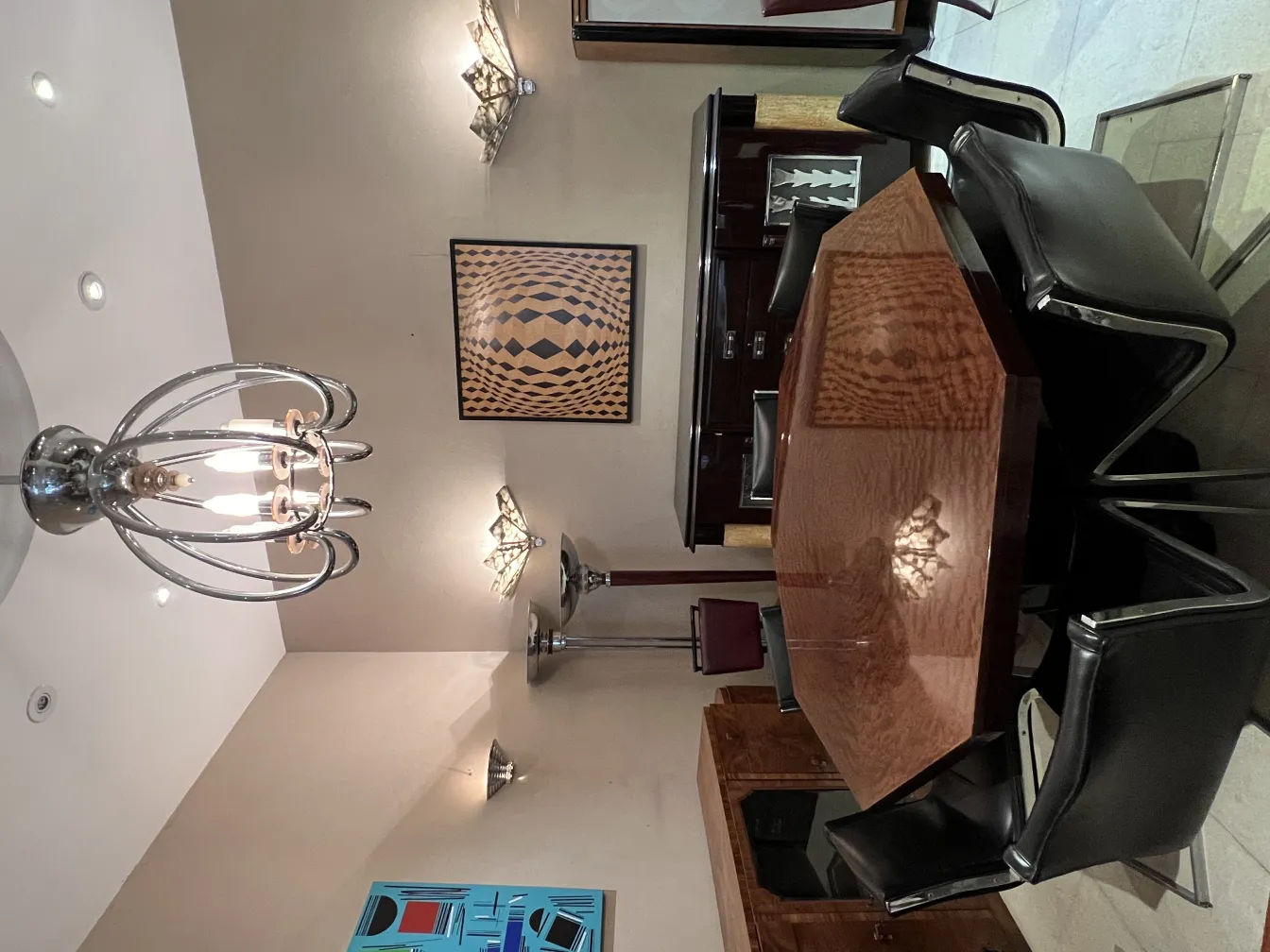 Lámpara de techo antigua en un ambiente elegante y acogedor.