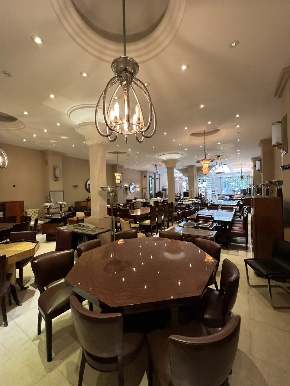 Ana puratani latakta hua deepak garam roshni ke saath restaurant