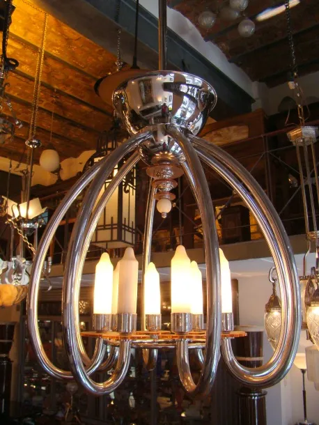 Lâmpada de teto antiga com várias luzes em um elegante design.